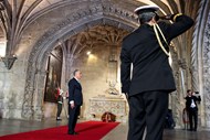 Marcelo Rebelo de Sousa deposita flores nos túmulos de Camões e de Vasco da Gama, nos Jerónimos.