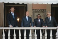 No Palácio de Belém, Marcelo Rebelo de Sousa vai à varanda, com os convidados estrangeiros: Felipe VI, Rei de Espanha, Filipe Nyusi, presidente de Moçambique, e Fernando Henriques Cardoso, ex-presidente do Brasil.