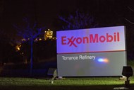 A Exxon Mobil Já foi a cotada mais valiosa do mundo. E, apesar da queda dos preços do petróleo ter penalizado o seu valor de mercado, a empresa continua a ter um dos maiores cheques de dividendos do mundo. Distribuiu 11,96 mil milhões de dólares em dividendos, o que compara com o resultado de 16,15 mil milhões conseguido pela empresa.