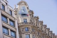 Apesar das preocupações em torno da banca europeia, o HSBC distribuiu 10,9 mil milhões de dólares aos accionistas e integra a lista das empresas que dão um maior cheque aos investidores. O banco britânico conseguiu um lucro de 15,1 mil milhões.