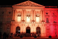 Câmara Municipal de Lisboa iluminada com cores da bandeira belga.