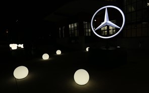 Mercedes usa carros na procura de estacionamento nas ruas
