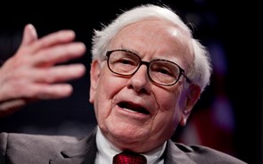 Apple volta a ser a mais valiosa do mundo após a aposta de Buffett