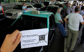 Taxistas ameaçam não sair do parlamento até serem recebidos pelo Governo