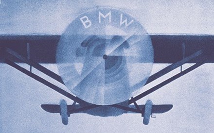 O logo da BMW remete para a hélice de um avião.