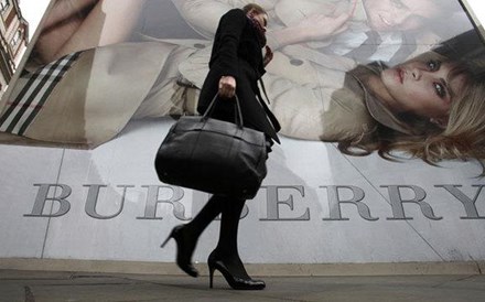 Libra fraca impulsiona vendas da Burberry
