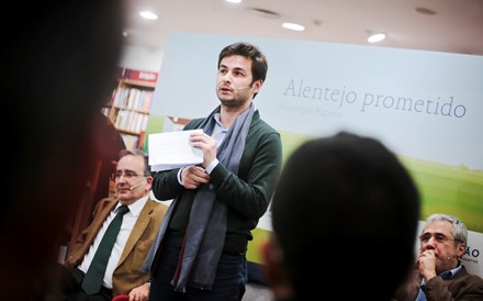 Cante alentejano interrompe apresentação do livro de Henrique Raposo