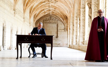 Marcelo Rebelo de Sousa assina livro de honra dos Jerónimos.