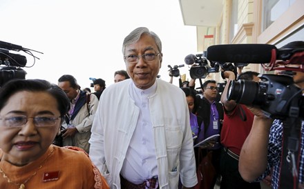 Myanmar indigita primeiro presidente civil em cinquenta anos