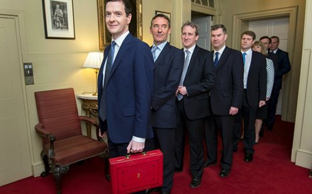 Orçamento britânico prevê menor crescimento e maior carga fiscal
