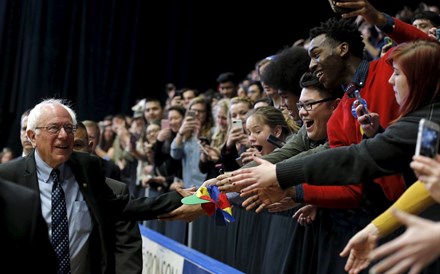 Democrata Sanders diz que vota em Clinton nas presidenciais nos EUA