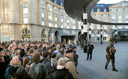 Uma dezena de detenções após confrontos na Praça da Bolsa em Bruxelas