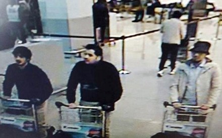 Dos três terroristas captados pelas câmaras do aeroporto um, o de chapéu, continua a ter identidade desconhecida e está a monte. 