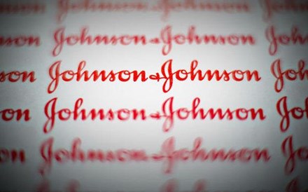 De que está a Johnson & Johnson a ser acusada?