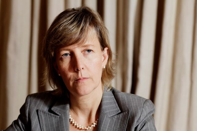 Análise à contratação de Maria Luís Albuquerque ainda sem conclusões
