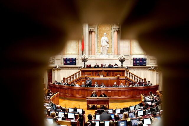 64 deputados desdobram-se entre o Parlamento e o privado