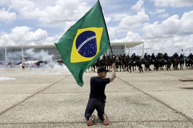 Brasil: Cunha afastado da presidência da Câmara dos Deputados