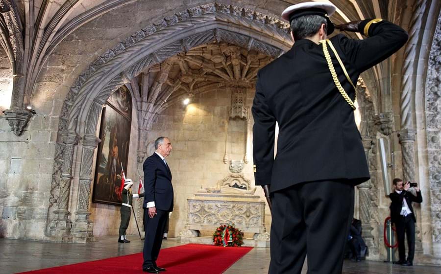 Marcelo Rebelo de Sousa deposita flores nos túmulos de Camões e de Vasco da Gama, nos Jerónimos.