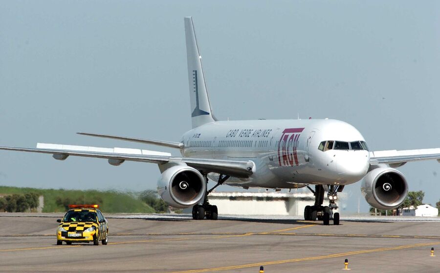 avião TACV Cabo Verde aeroporto Beja