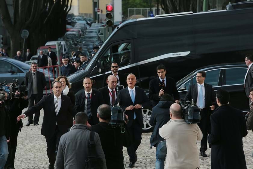 O dia começou cedo. Marcelo Rebelo de Sousa, ainda Presidente eleito, surgiu na Assembleia da República a pé e sozinho. Vinha da casa dos pais. 