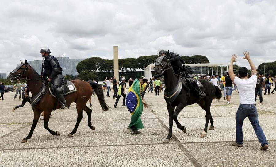 No dia da tomada de posse de Lula da Silva, houve manifestações em Brasília.