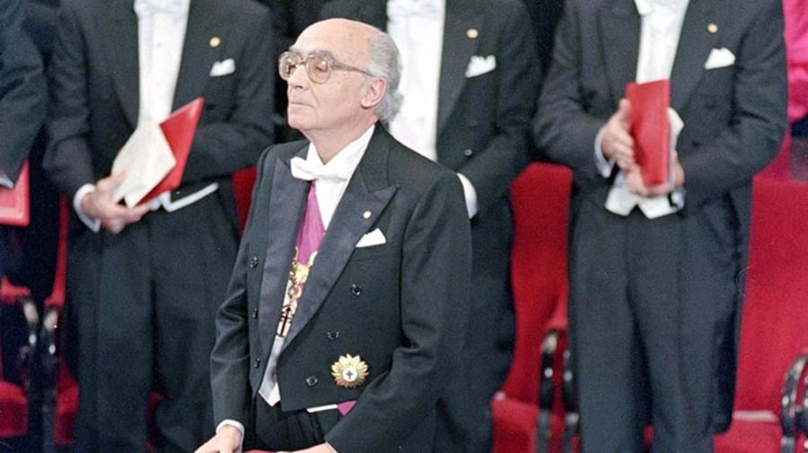 José Saramago na entrega do Prémio Nobel em Estocolmo, a 10 de Dezembro de 1998. 