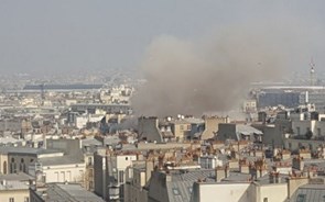 Explosão de gás destrói prédio no centro de Paris