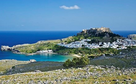 Grécia vai 'oferecer' férias aos turistas forçados a fugir dos incêndios de Rodes