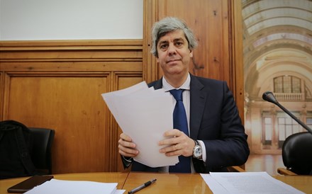 Governo prevê menos crescimento e défice em 2017