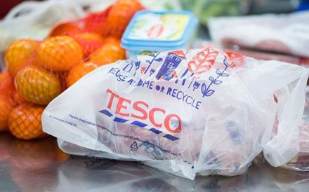 Tesco aumenta salários dos funcionários das lojas em 10,5% nos próximos dois anos