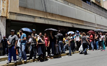 Supermercados venezuelanos limitam venda a clientes registados na zona onde residem