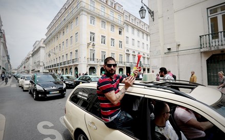 Táxis: Contingentes e falta de concursos para licenças estão a restringir oferta