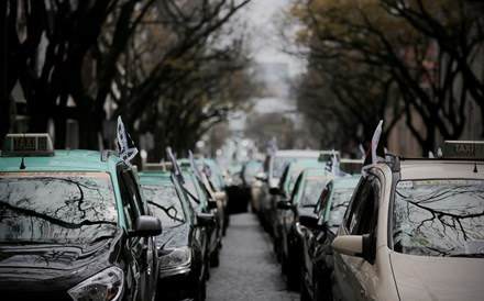Concorrência propõe revisão da lei que impõe limites à entrada de táxis