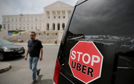 Taxistas querem que Governo apreenda carros que prestam serviço para a Uber