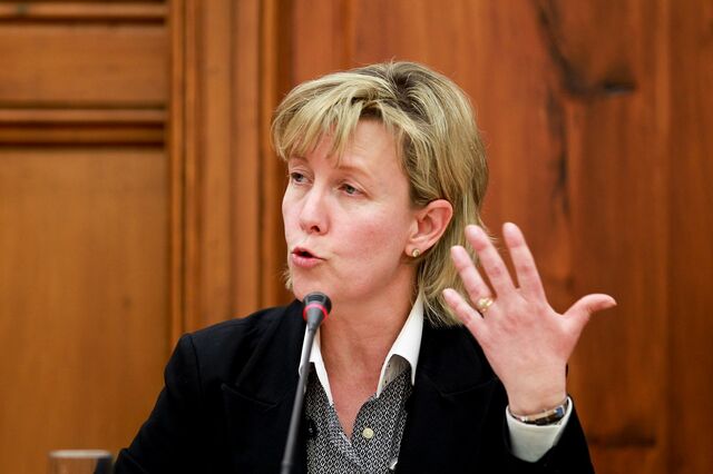 Aprovado parecer que iliba Maria Luís Albuquerque de incompatibilidades