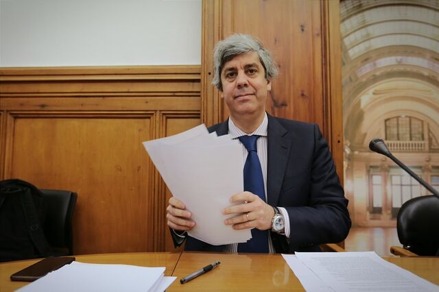Défice aumenta 108 milhões face a 2015