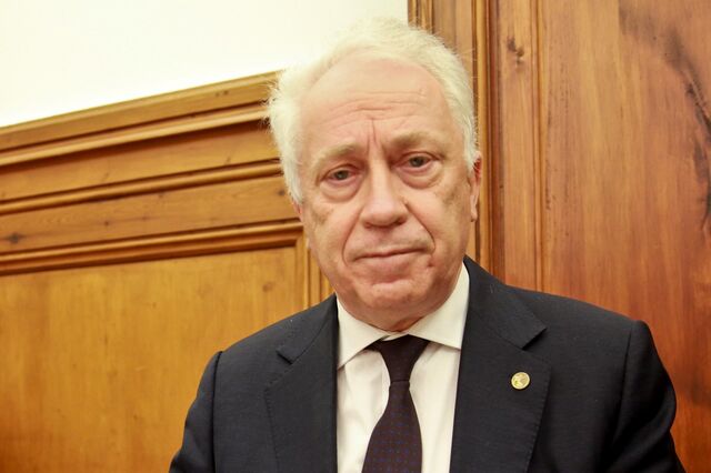 Governador afasta-se de Espanha e de informação confidencial 