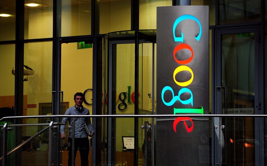 5º Lugar: Google. A gigante tecnológica paga aos seus funcionários em média 153.750 dólares por ano (135.461 euros). Dividido por 14 meses, isto corresponde a 10.982 dólares por mês (9.676 euros/mês).