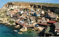 4 'Aldeia do Popeye', Malta. Foi construída para servir de cenário ao filme Popeye, protagonizado por Robin Williams, em 1980. Os 19 edifícios reais de madeira, importada da Holanda e do Canadá, já que não há florestas em Malta, ainda hoje são um atractivo.