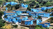 8 Júzcar, Espanha. Fica em Málaga, acolhe duas centenas de habitantes e foi pintada de azul para servir de cenário ao filme dos 'Strumps' ou 'Smurfs'.