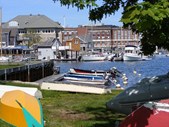 11 Woods Hole, Estados Unidos.  Situada no Estado do Massachusetts, a povoação fica no extremo sudoeste da península de Cape Cod, nas proximidades de Martha's Vineyard, e acolhe várias instituições de investigação oceanográfica.

Referências