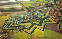 12 Bourtange, Holanda. Esta pequena cidade-fortaleza, com o formato de uma estrela como era então comum, fica a leste da cidade de Groningen, remonta a 1580 e está totalmente restaurada. 