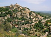 13 Gordes, França.  É uma das aldeias mais pitorescas da Provence, no sul de França, onde coexistem uma igreja de origem romana, reconstruída no século XVIII, e um belo castelo renascentista.