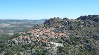 15 Monsanto, Portugal. Alcandorada num cabeço que lhe abre a maior parte dos horizontes, a aldeia histórica do concelho de Idanha-a-Nova guarda vestígios ainda da passagem visigótica e árabe, tendo em 1938 vencido o título de 'Aldeia mais portuguesa de Portugal'.