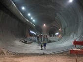 Túnel de São Gotardo, Suíça: O túnel rodoviário do São Gotardo, na Suíça, tem 16,4 km de comprimento. O túnel tem um fluxo de cerca de cinco milhões de automóveis e 900 mil camiões por ano. Foi inaugurado em 1980.