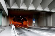 Túnel do Monte Branco, Itália e França: O Túnel do Monte Branco liga Chamonix (França) a Courmayeur (Itália), numa extensão de 11,6 km.  Foi construído em 1965 e permitiu reduzir a distância, de França em direcção de Turim, de 50 km, e para Milão, de 100 km. Em 1999 um incêndio, que começou num camião, durou 53 horas, resultou na morte de 39 pessoas. O túnel ficou fechado durante três anos e os trabalhos custaram entre 200 e 250 milhões de euros.