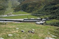 Túnel do Grande São Bernardo, Itália e Suíça: O Túnel do Grande São Bernardo, é um túnel rodoviário que liga a cidade de Martigny no cantão do Valais na Suíça com Saint-Rhémy-en-Bosses no Vale de Aosta, na Itália. Aberto em em 1964, foi o primeiro túnel a assegurar o tráfico rodoviário transalpino durante todo o ano. Com 5.792 metros de comprimento, a entrada do túnel encontra-se a 1.875 metros do lado italiano, e a 1.918 metros do lado suíço. 