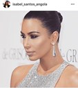 A socialite Kim Kardashian posa à entrada da festa da De Grisogono.