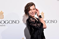 Mila Jovovich, actriz, à entrada da festa.