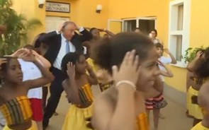 Marcelo dançou em escola de Maputo